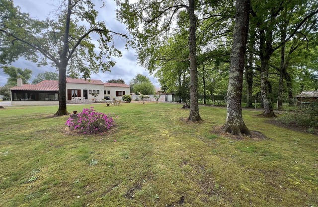 105 - Superb house with its large green park