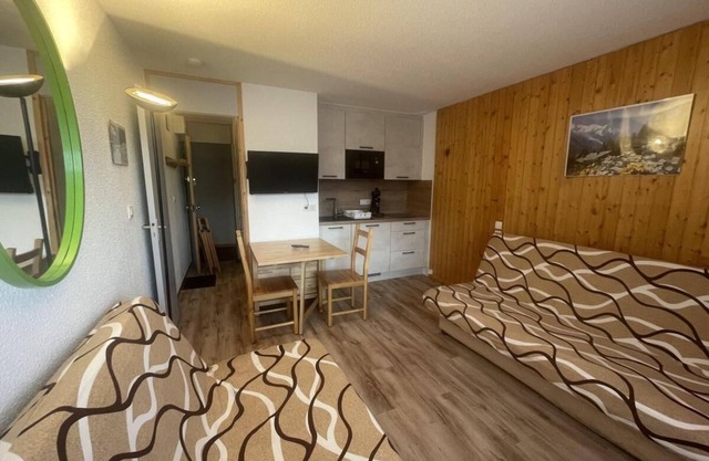 50m del centro estación, 2.o piso, vista calle, balcón, tv, local para esquís, 19m², La Plagne
