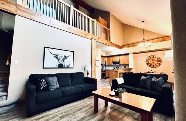¡El mejor valor en el Mtn! Un hermoso Ski-In / Out 3 Bed 3 Bath, capacidad para 12 y HotTub