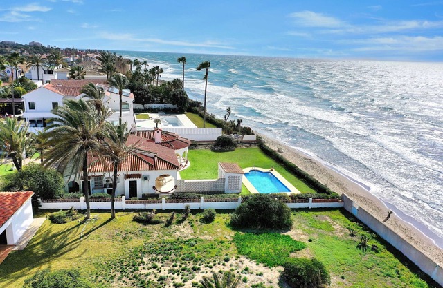 1100 Increíble Villa Frente al Mar en Marbesa con Piscina y Jardín