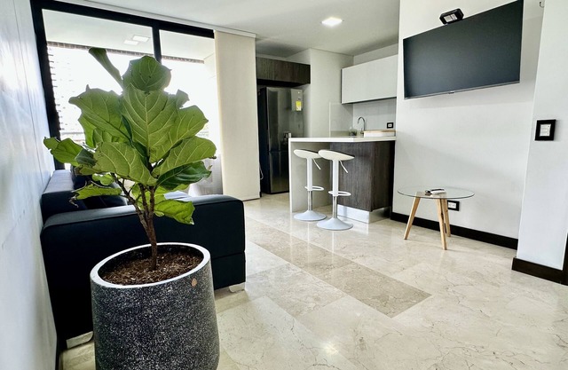 1101 El Poblado! Two balconies & a beautiful view