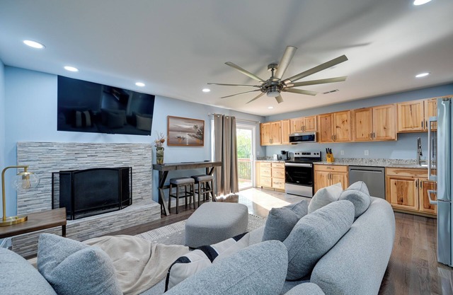 12 Mi to Downtown Winston-Salem: Apt w/ Balcony!