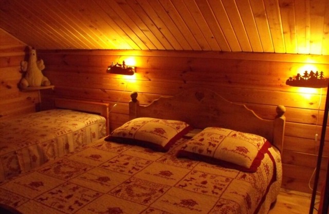 12-PERSON WOODEN CHALET 100 meters from resort center and cable car