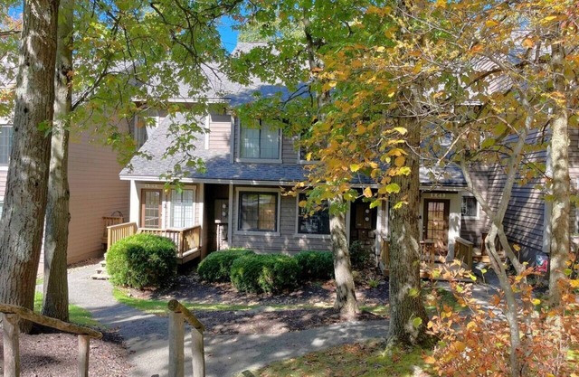 ☀️ Elegant Summer Escape w/Pool Access & Outdoor Adventures 🏊‍♀️🎣