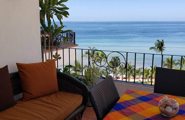 $ 78 UNA NOCHE EN AGOSTO Muy popular Vista Del Sol 802 ZONA ROMÁNTICA Maid svce inc