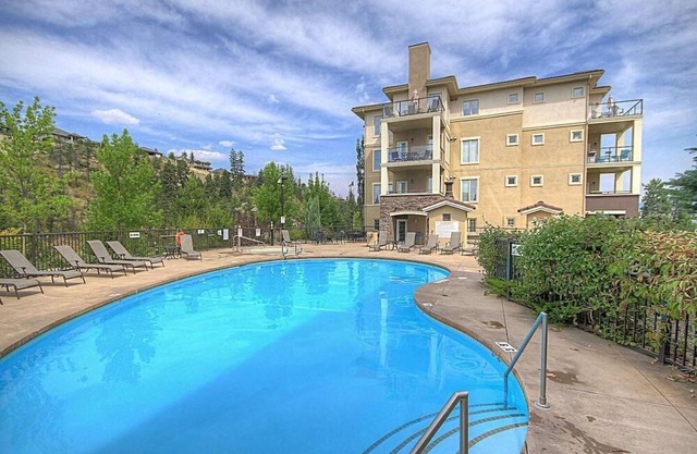 Pinnacle Pointe Condo 1306