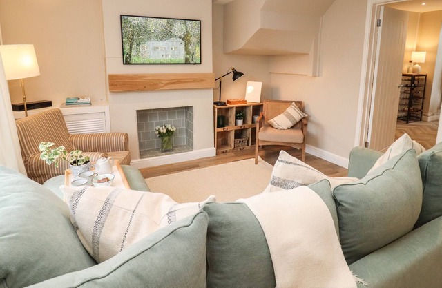 14 NORTHFIELD PASSAGE, family friendly, with a garden in Cheltenham