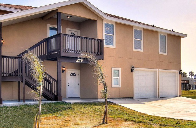 146 Beachview Drive Downstairs Bved146 3 Bedroom Home by RedAwning