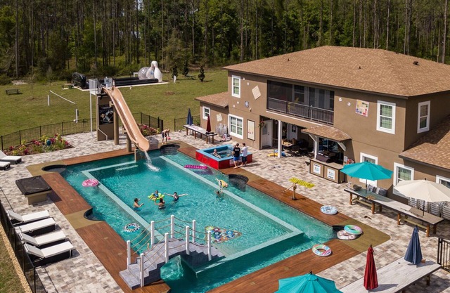 Duerme hasta 54 en esta mansión Great Escape Parkside Mansion de 10 acres