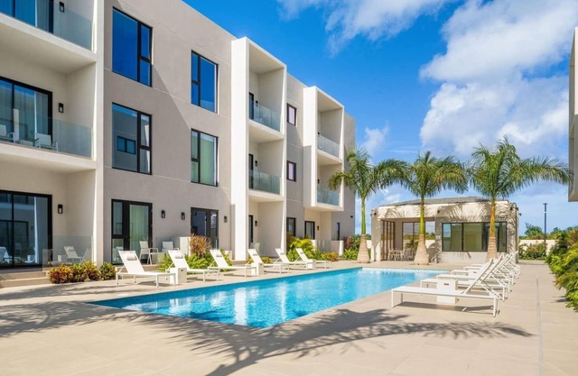 Poolside Condo, Grace Bay Ocean Views! Z102