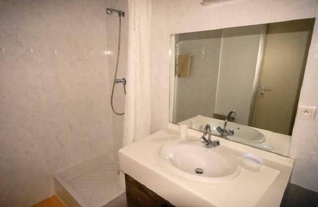 A 150m de las pistas de esquí, 1.o piso, vista estación, fitness, piscina, sauna, tv