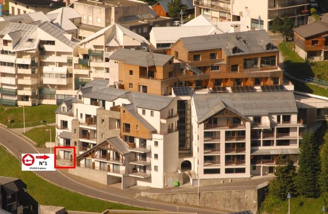 A 150m de las pistas de esquí, 1.o piso, vista montaña/estación, piscina, terraza, tv