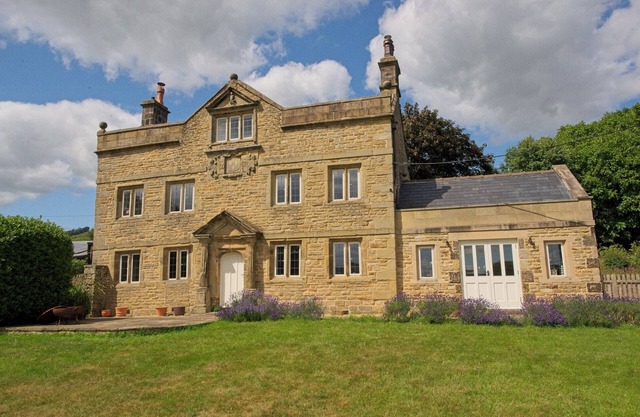16th Century Family Friendly Home in Peak District