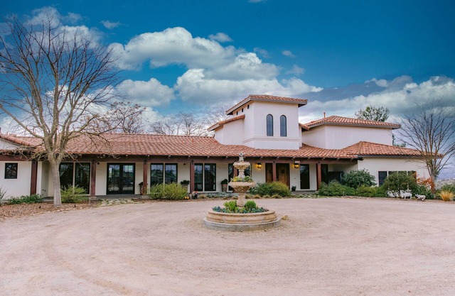Cancha de tenis, piscina y mucho más en 17 acres!