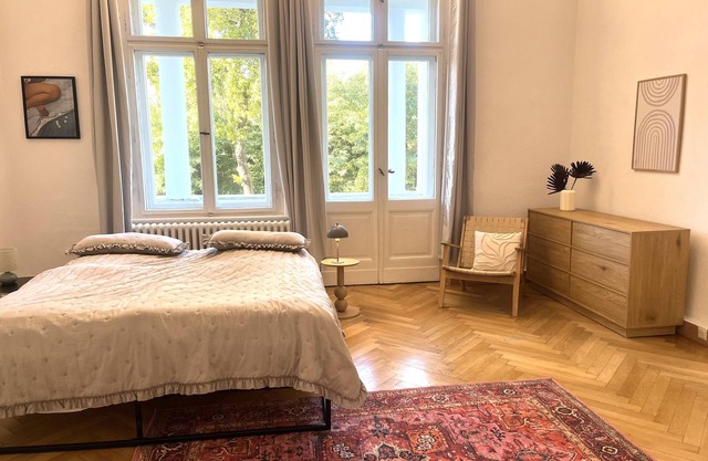 170sqm - lots of space in a Wilhelminian style building with 2 free parking spaces