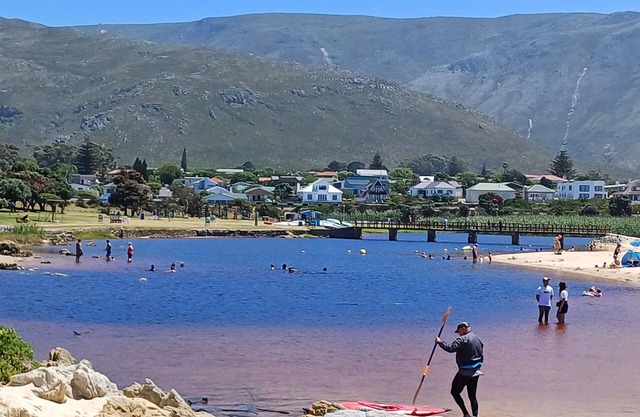 180 ° vista de la playa, laguna y montaña, a poca distancia de Ciudad del Cabo