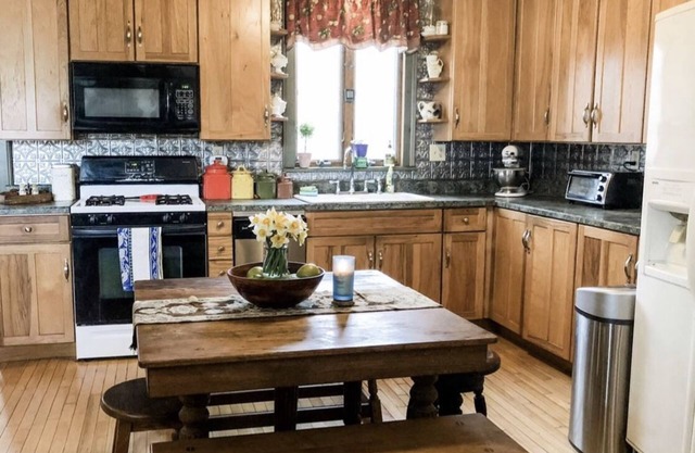 1820's Farmhouse near Elk Mountain Ski Resort - 3 Bed 3.5 Bath