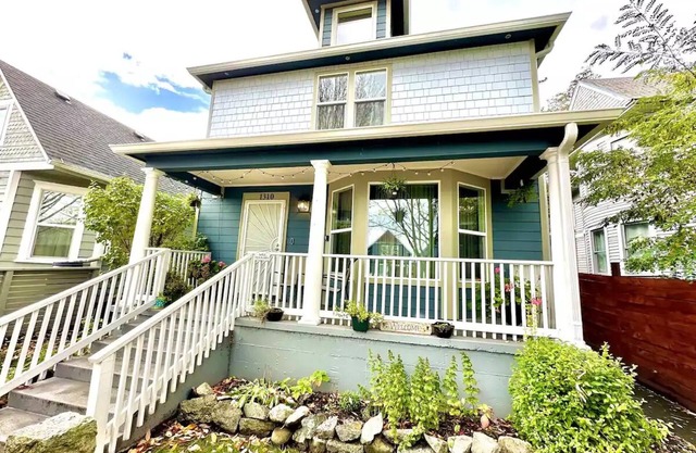 1904 home near Tacoma dome & convention center Pet friendly