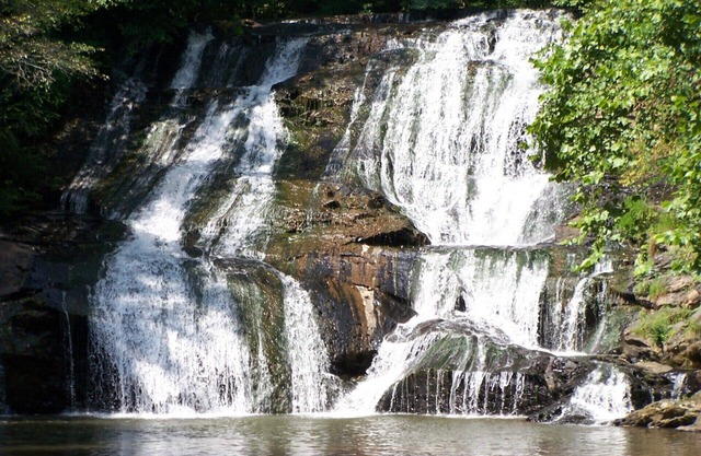 La cabaña del 1950 sobre Cane Creek encima de las cataratas