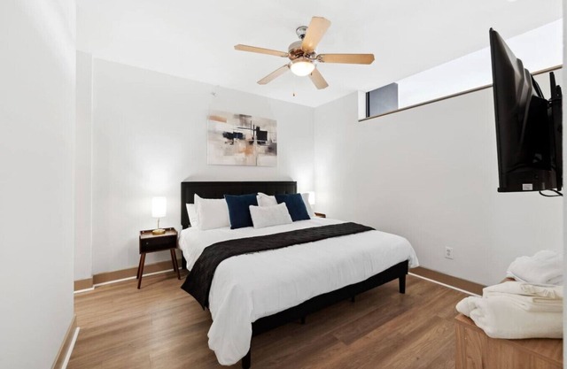 1Br Apt in Deep Ellum with King bed, Pool & Outdoor Space