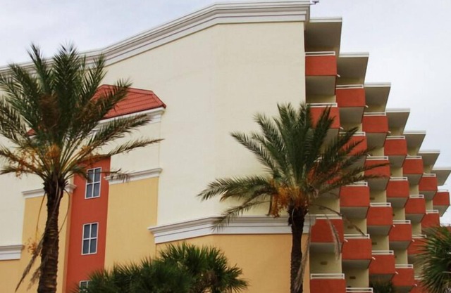 1BR en Oceanfront Resort con piscina, playa, WiFi gratis y atracciones cercanas.