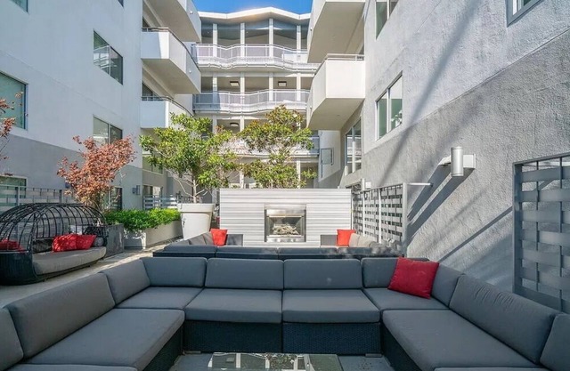 2 BD Condo - Great Food - Close to UCLA + Samo