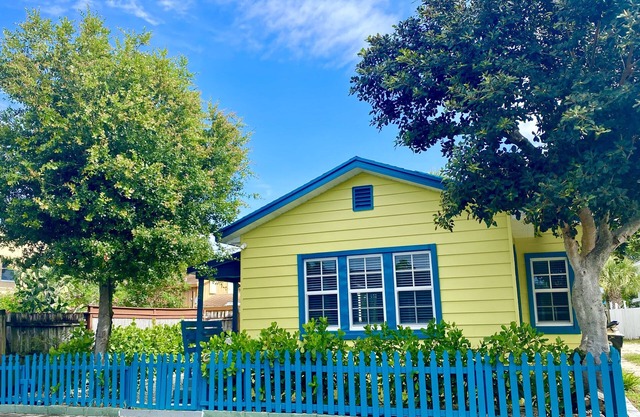2 Bed/1 Bath Historic Cottage Near the Beach w/ Pool-Bikes-WiFi-Cute & Cozy!