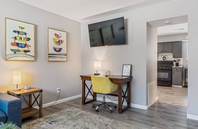 2 Bed Townhome w/ Backyard and Laundry by StayLage