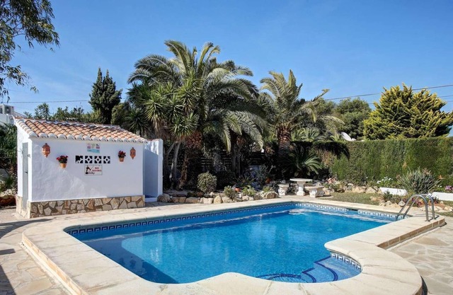 Villa de 2 dormitorios con piscina, a pocos pasos del tenis, a 10 minutos en coche de la playa