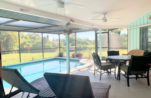 2 Bed w/ Private Pool on Canal/Cul-de-sac, minutes from the Beach, Dog friendly