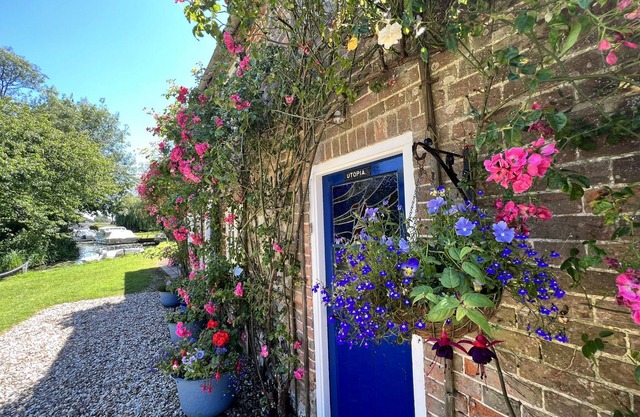2 bed waterside Victorian cottage with moorings & fishing