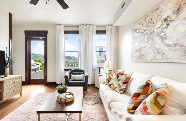 2 Bedroom/ 2 Bath- 5 mins to stadiums - BEST city views - Free parking!
