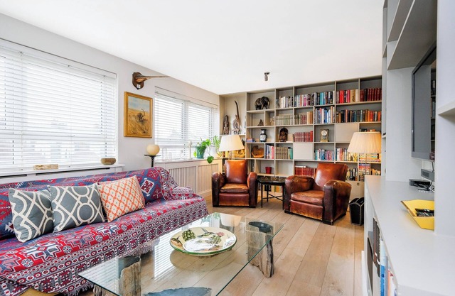 2 bedroom 2 bathroom flat - 2 minute walk to Fulham Broadway station