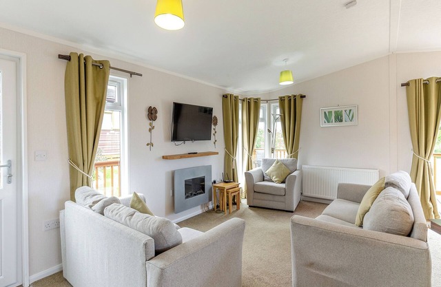 Relax in the pet-friendly Primrose Lodge, a hidden gem nestled near serene lakes.