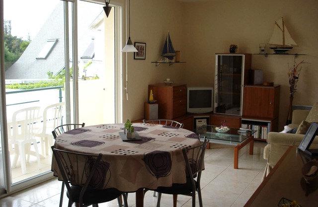 Apartamento de 2 dormitorios cerca de tiendas, puerto y playa.