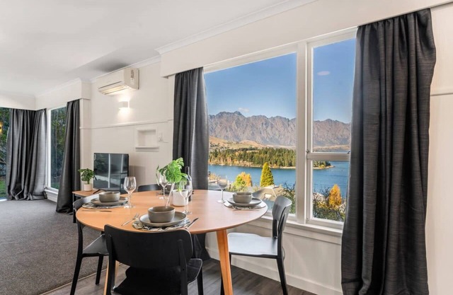 2 Bedroom Apartment, Walk To Town, Amazing Views!
