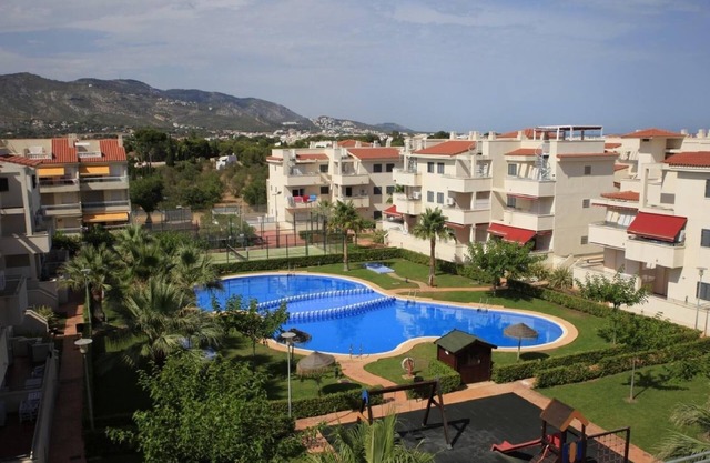 Apartamento de 2 dormitorios con terraza, piscina y padel