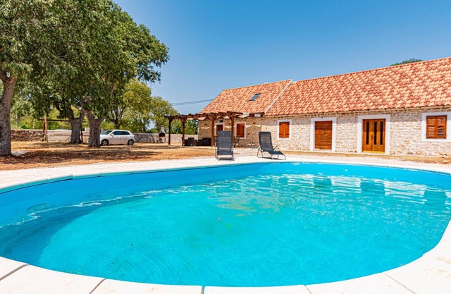 Hermosa casa en Drinovci con cocina