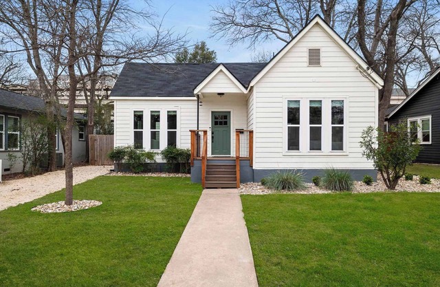 Charming Cherrywood Bungalow | 2BR | Firepit | UT