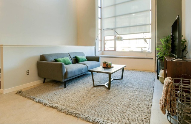 2 Bedroom Close to Shopping, Restaurants, & BART