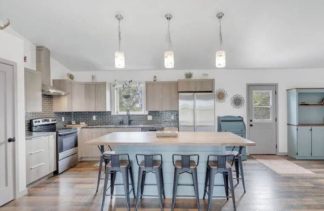 2-bedroom close to Saugatuck and South Haven!! Pet friendly-hot tub