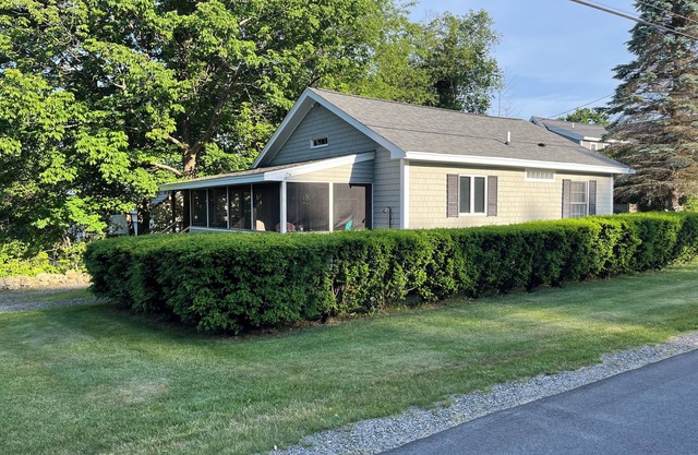 Duerme 6- 2 bdrm w / loft -bath-cottage -wrapped porch-open / screen -hear the ocean