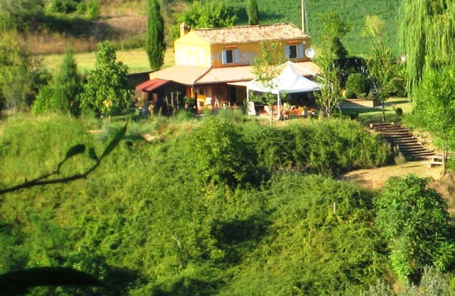 Casa de campo de 2 dormitorios en amplios terrenos, que incluyen jardines, bosques y ríos.
