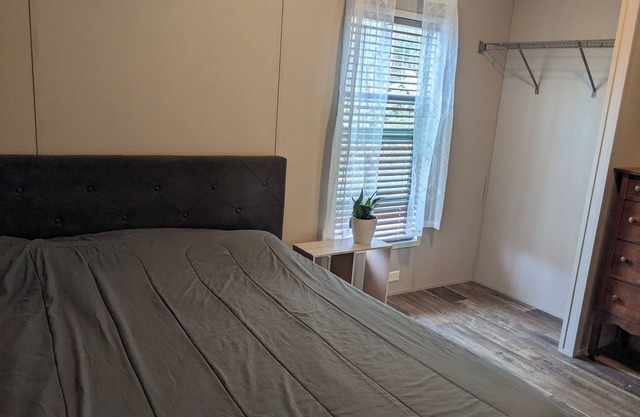 2-Bedroom Farmhouse- A Retreat with Close by Amenities - Wi-Fi & AC
