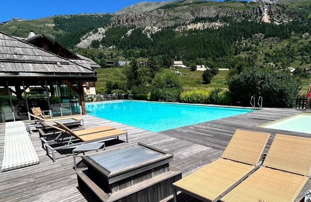 Luxurious 2-bedroom apartment at the foot of the slopes with heated pool