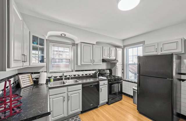 Luxury 2 Bedroom Home With Fenced Backyard