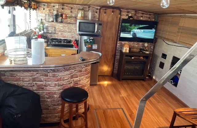 2-bedroom house-boat in brilliant Atlantic City with fitness room, WiFi, & pool
