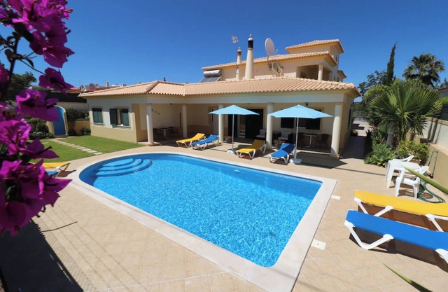 2 bedroom independent apartment at Spectacular villa, Pool,Air Con near Old Town
