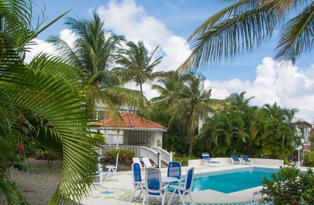 Villa de 2 dormitorios con piscina semi privada en el jardín, a 5 minutos de la playa.
