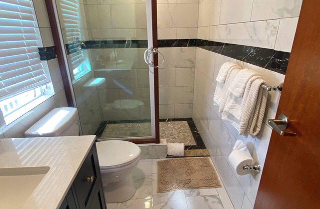 2 bedroom w/ 2 en-suite private bathrooms - 1mile from Cruz Bay